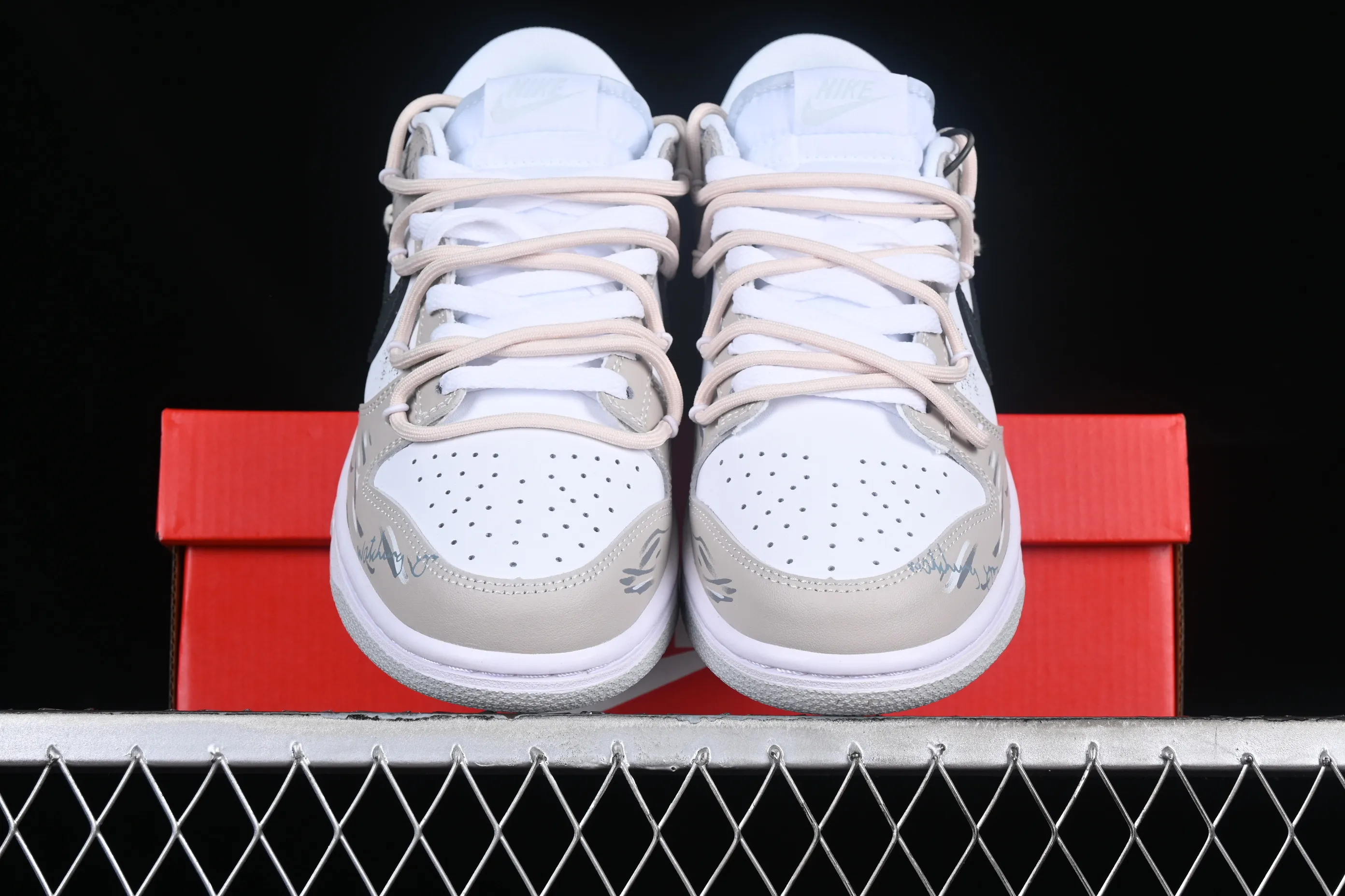 All Categories Nk SB Dunk Series Nk SB Dunk Low Low-top sneakers Nk Dunk Low Retro graffiti Stitched cross black and white gray SB strap low-top casual sneakers DV0831-101
